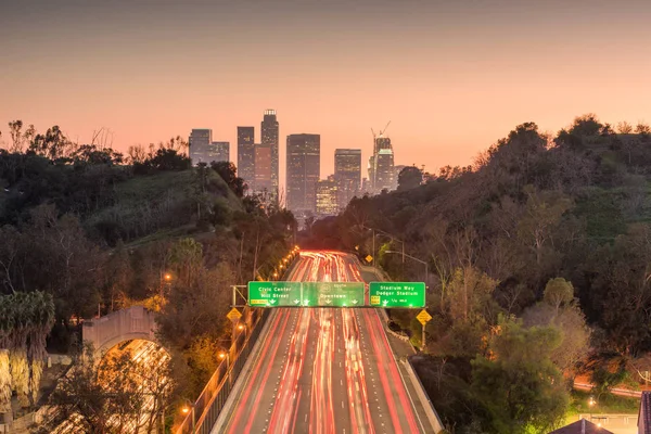 夕暮れ時のロサンゼルス カリフォルニア アメリカのスカイラインと高速道路 — ストック写真
