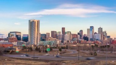 Denver, Colorado, Abd şehir merkezi silüeti alacakaranlıkta.