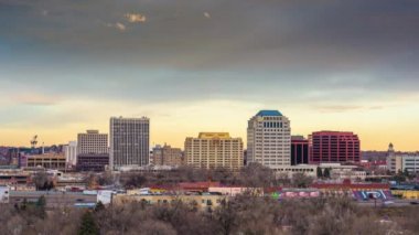 Colorado Springs, Colorado, ABD şehir şehir manzarası alacakaranlıkta.