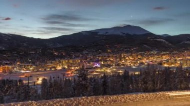 Breckenridge, Colorado, Şafak vakti kışın ABD kayak merkezi şehir silueti.