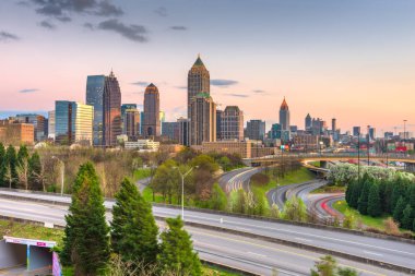 Atlanta, Georgia, ABD şehir merkezi otoyollar üzerinde silueti
