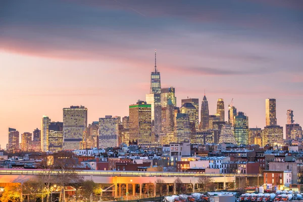 Нью-Йорк, США центрі Манхеттена горизонт в сутінках від Бруклін — стокове фото