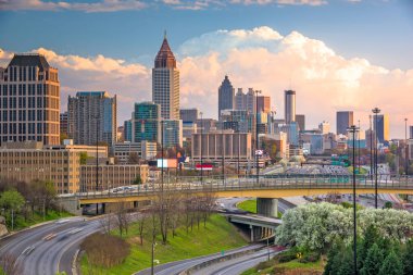 Atlanta, Georgia, ABD şehir merkezi otoyollar üzerinde silueti