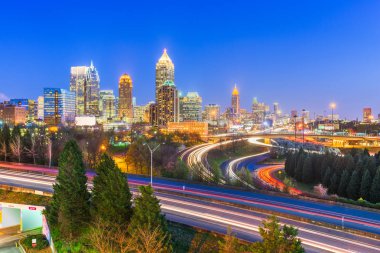 Atlanta, Georgia, ABD şehir merkezi otoyollar üzerinde silueti