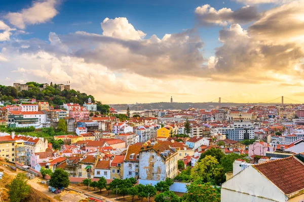 Lizbon, Sao Jorge Kalesi ile Portekiz Şehir Silueti — Stok fotoğraf