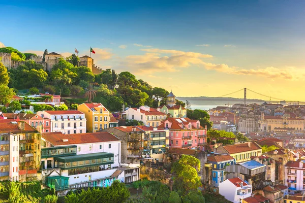 Lissabon, portugiesische Stadtsilhouette mit Schloss Sao Jorge — Stockfoto