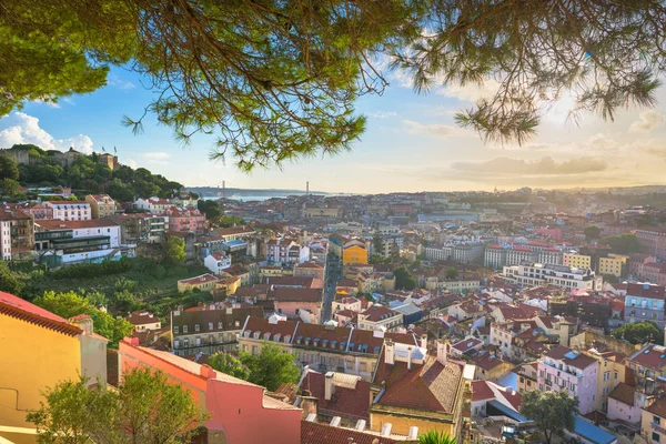 Λισαβόνα, Πορτογαλία ορίζοντα της πόλης με το κάστρο Sao Jorge — Φωτογραφία Αρχείου