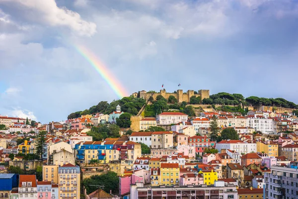 De Skyline van de stad van Lissabon, Portugal naar Sao Jorge Castle. — Stockfoto