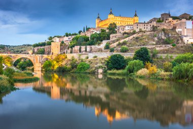 Toledo, İspanya geceleri Tagus Nehri üzerinde