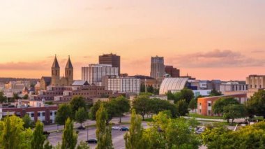 Akron, Ohio, Abd şehir merkezi silüeti alacakaranlıkta.