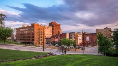Youngstown, Ohio, Usa şehir merkezi alacakaranlıkta gökyüzü.
