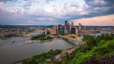 Pittsburgh, Pennsylvania, Usa şehir merkezi tepenin ardında..
