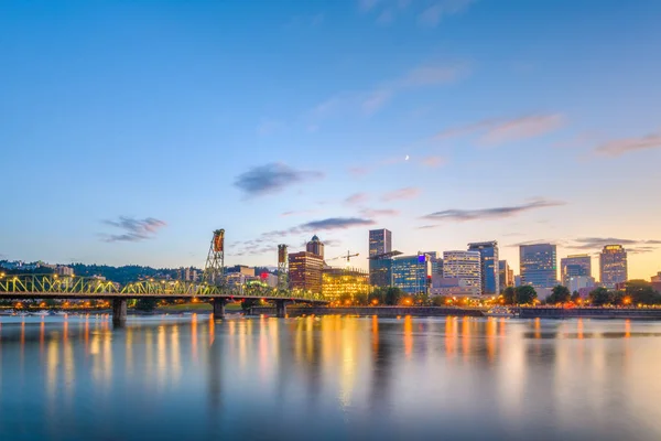 Portland, Oregon, USA skyline al anochecer —  Fotos de Stock