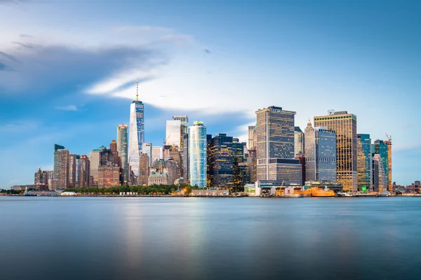 New York, New York, ABD skyline alacakaranlıkta körfezde — Stok fotoğraf