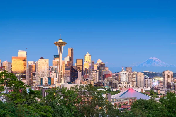 Seattle, Washington, Verenigde Staten centrum skyline 's nachts — Stockfoto