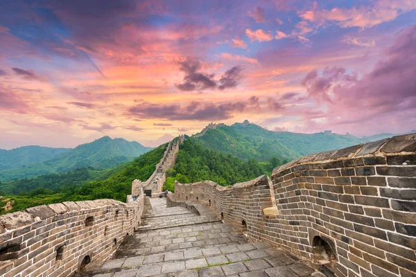 Великая Китайская стена на участке Цзиньшаньлин . — стоковое фото