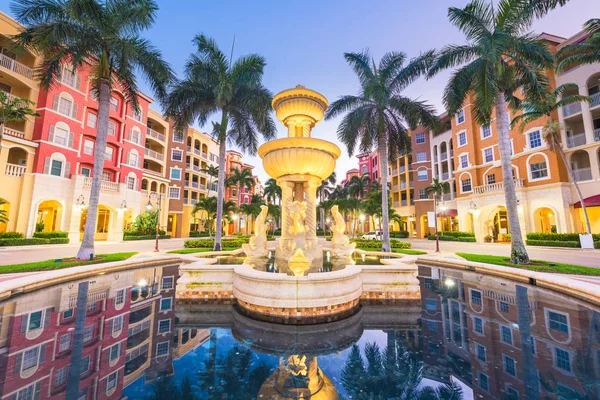 Nápoles, Florida, Estados Unidos ciudad skyline y plaza de la ciudad — Foto de Stock