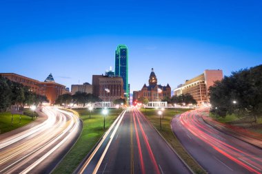 Dallas, Texas, ABD skyline Dealey Plaza üzerinde 