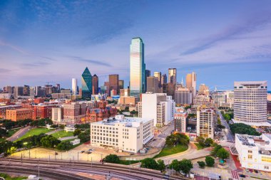 Dallas, Teksas, Usa Skyline Alacakaranlıkta