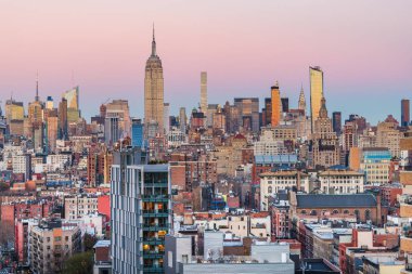 New York şehri Manhattan şehir merkezi finans büroları alacakaranlıkta yükselişte..