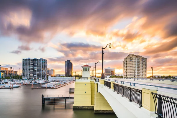 Az Intracoastal Waterw a West Palm Beach, Florida, Amerikai Egyesült Államok-skyline — Stock Fotó