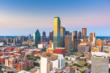 Dallas, Teksas, Usa Skyline Alacakaranlıkta