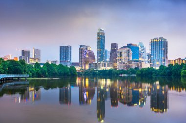Austin, Texas, ABD şehir manzarası Colorado Nehri üzerinde