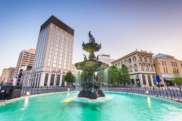 Montgomery, Alabama, US-Brunnen und Stadtbild der Innenstadt — Stockfoto