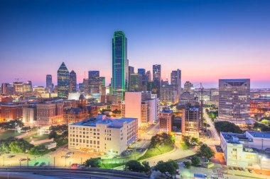 Dallas, Teksas, Usa Skyline Alacakaranlıkta