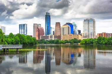 Austin, Texas, ABD şehir manzarası Colorado Nehri üzerinde