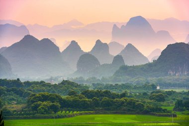 Guilin, Çin Karst Dağı manzarası.