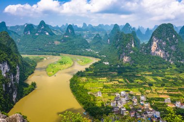 Karst dağ manzarası kırsal Guilin, Guangxi, China Li Nehri üzerinde.