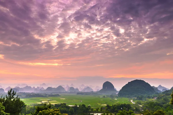 Guilin, Cina paesaggio montano carsico . — Foto Stock