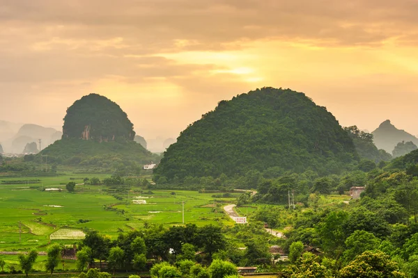 Guilin, Cina paesaggio montano carsico . — Foto Stock