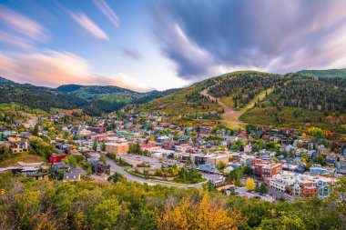 Park City, Utah, ABD şehir merkezi Sonbaharda alacakaranlıkta.