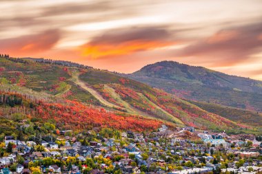 Park City, Utah, ABD şehir merkezi Sonbaharda alacakaranlıkta.