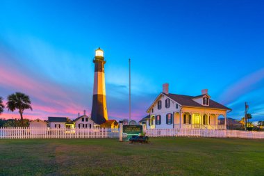 Tybee Adası, Georgia, Usa Alacakaranlıkta deniz fenerinde.