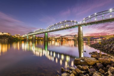 Chattanooga, Tennessee, ABD nehir ve köprüsü alacakaranlıkta..