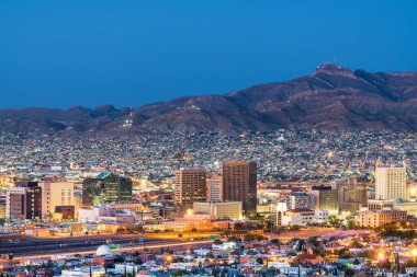 El Paso, Teksas, Abd şehir merkezi silueti juarez ile alacakaranlıkta, Meksika uzakta.