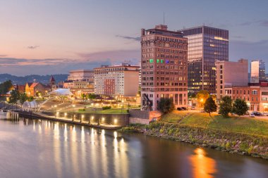 Charleston, Batı Virginia, ABD alacakaranlıkta Kanawha Nehri üzerinde ufuk çizgisi.