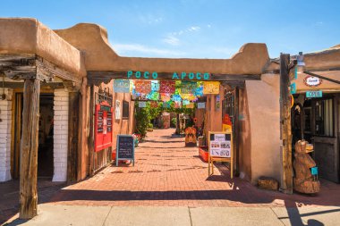 Albuquerque, New Mexico - 29 Haziran 2019: Tarihi Albuquerque'deki Eski Şehir mağazaları ve restoranları. 