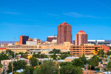 Albuquerque, New Mexico, Alacakaranlık'ta Abd şehir manzarası.