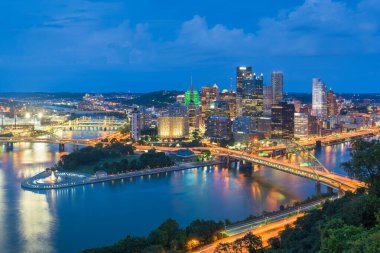 Pittsburgh, Pennsylvania, ABD Gece meydanından gökyüzü.