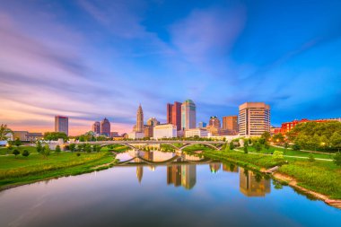 Columbus, Ohio, Amerika Birleşik Devletleri manzarası alacakaranlıkta Nehri üzerinde.
