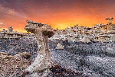 Bisti/De-Na-Zin Wilderness, New Mexico, Abd gün batımından sonra Düşler Vadisi'nde.
