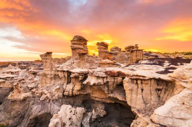 Bisti/De-Na-Zin Wilderness, New Mexico, Abd gün batımından sonra Düşler Vadisi'nde.