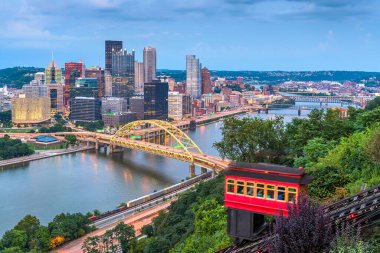 Pittsburgh, Pennsylvania, ABD şehir merkezi ufuk çizgisi ve alacakaranlıkta eğimli.