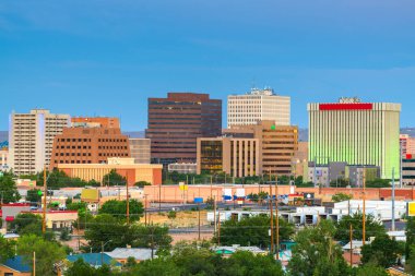 Albuquerque, New Mexico, Alacakaranlık'ta Abd şehir manzarası.