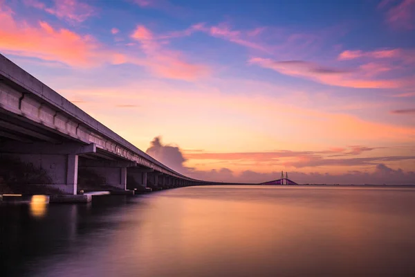 Sunshine Skyway Bridge Que Cruza Bahía Baja Tampa Conecta Terra — Foto de Stock