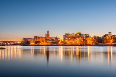 Columbus, Georgia, Usa şehir merkezi alacakaranlıkta Chattahoochee nehrinde ufuk çizgisi.